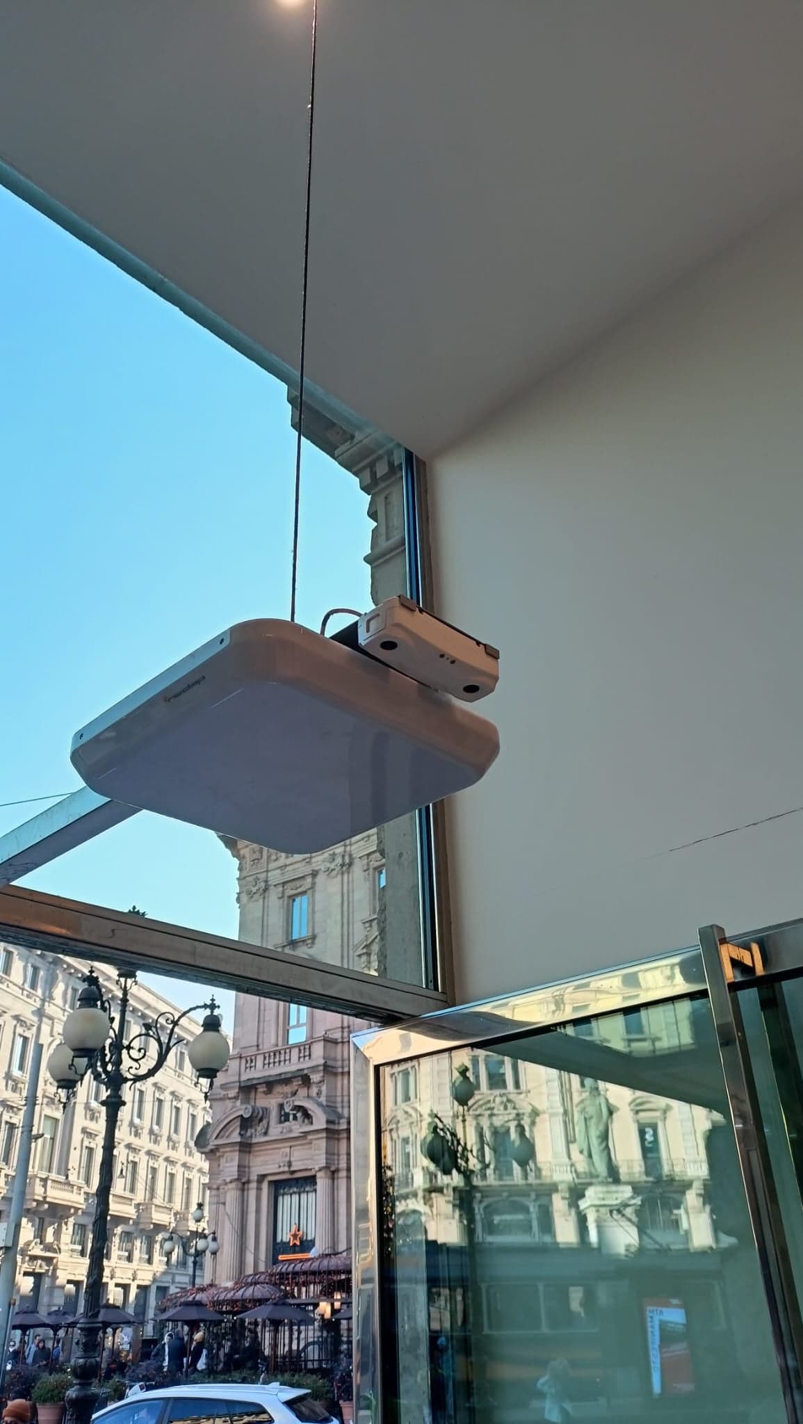 Sensore contapersone 3D installato all'ingresso di un negozio